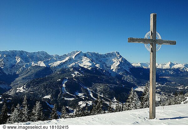 Wettersteingebirge  Zugspitze  Wank  Gipfelkreuz  Werdenfels  Garmisch-Partenkirchen  Deutschland  Europa
