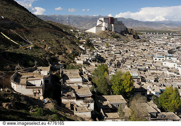 Wiederaufgebaute Festung Shigatse Dzong  mit tibetischer Altstadt von Shigatse  Zentraltibet  Tibet  China  Asien