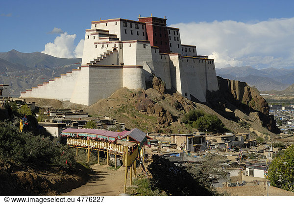 Wiederaufgebaute Festung Shigatse Dzong  mit tibetischer Altstadt von Shigatse  Zentraltibet  Tibet  China  Asien