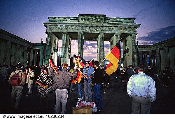 Wiedervereinigung  Fest der Einheit am 2./ 3.10.1990  Feiernde am Brandenburger Tor Berlin  Deutschland  Europa