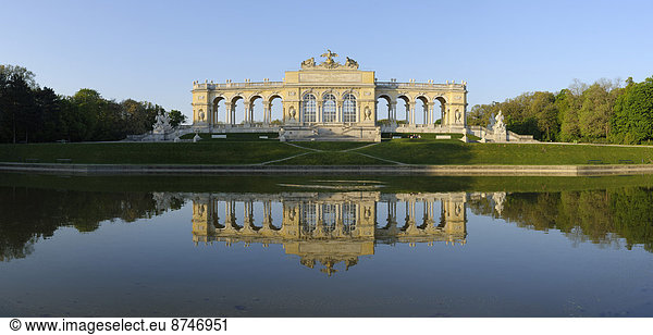 Wien  Hauptstadt  Spiegelung  Palast  Schloß  Schlösser  Garten  Gloriette Wien  Schloss Schönbrunn  Österreich  Teich