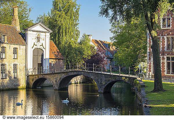 Wijngaard Bridge and the main entrance gate of the Begijnhof  Bruges  West Flanders  Belgium