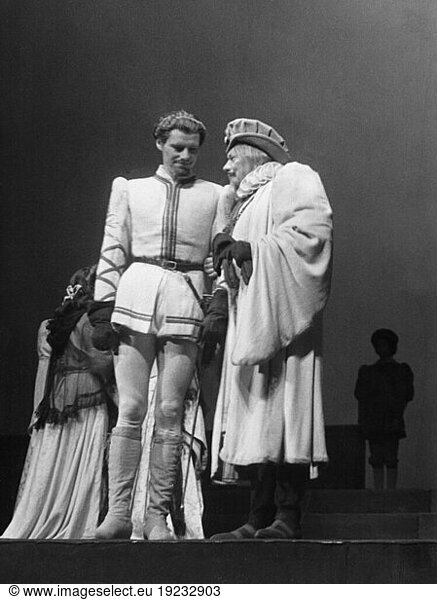 William Shakespeare; 1564–1614.
Works: Hamlet (1600). Performance Berlin  Deutsches Theatre (Premiere: 11.12.1945); Director: Gustav von Wangenheim; Image: Ernst Schütte. Scene with Max Eckard (left) and Paul Wegener as Polonius. Photo  12/1945 (Abraham Pisarek).