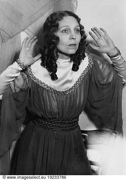 William Shakespeare  1564–1614.
Works: Macbeth (c. 1606). Lady Macbeth. Character picture of the actress Hilde Körber in a performance of the Hebbel Theatre Berlin (Premiere on 2.10.1945); Director: Karl-Heinz Martin; Picture: Gerhard T. Buchholz.
Photo  October 1945 (Abraham Pisarek).