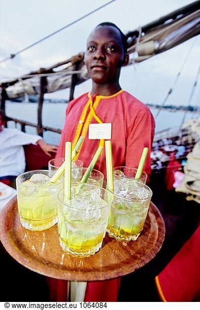 Willkommens-Cocktail. Abendessen an Bord der Tamarinde Dhow. Mombassa. Indian Ocean Küste. Kenia