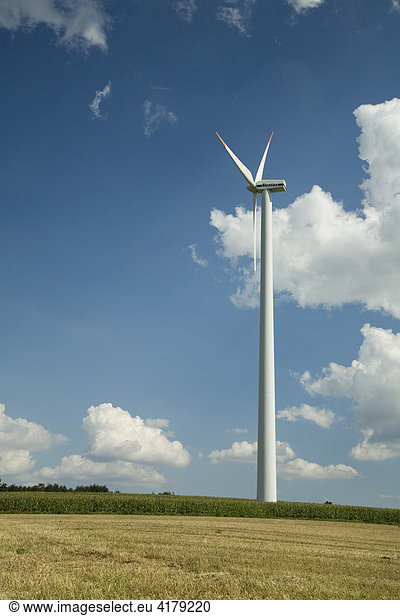 Windkraft auf einem Feld