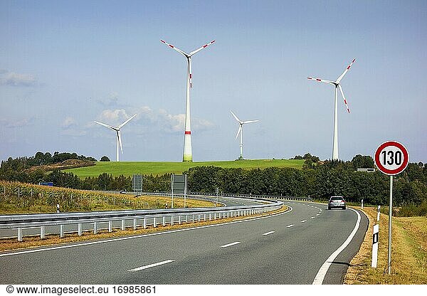 Windkraftanlagen an einer Autobahn in Süddeutschland.