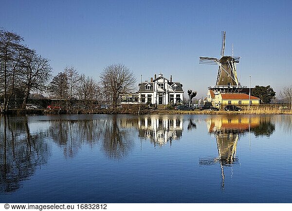 Windmühle De Lelie in Rotterdam am Ufer des Sees Kralingse Plas.