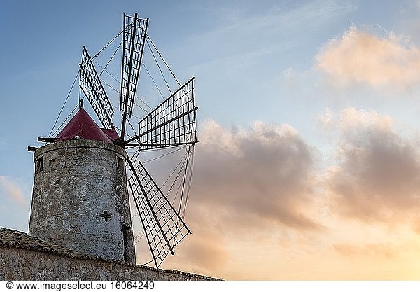 Windmühle im Salzmuseum im Naturschutzgebiet Saline di Nubia - Salinen von Nubia im Ortsteil Nubia der Gemeinde Paceco  Provinz Trapani  Sizilien  Italien.