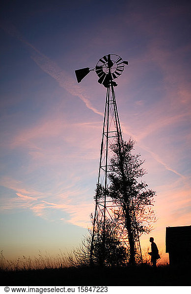 Windmühle und Sonnenuntergang in Zentral-Illinois