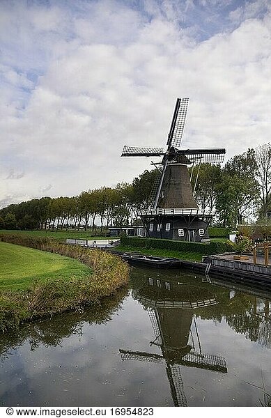 Windmühle Vrouwbuurtstermolen in dem niederländischen Dorf Vrouwenparochie in der Provinz Friesland.
