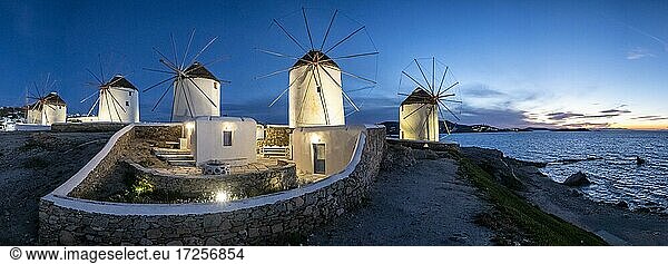Windmühlen am Meer  Mykonos  Kykladen  Ägäis  Griechenland  Europa