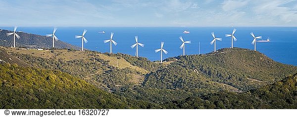 Windmühlen bei Tarifa  Provinz Cádiz  Andalusien  Südspanien. Im Hintergrund die Schifffahrt in der Straße von Gibraltar.