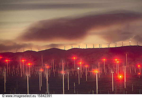 Windmühlen erhellen den Berghang in der Nähe der Mojave-Wüste in Cali