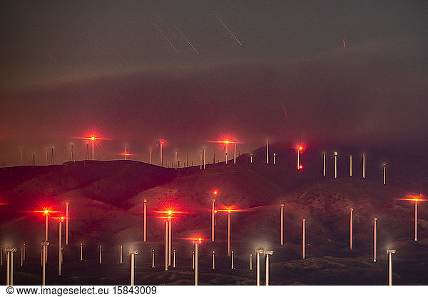 Windmühlen erhellen den Berghang in der Nähe der Mojave-Wüste in Cali
