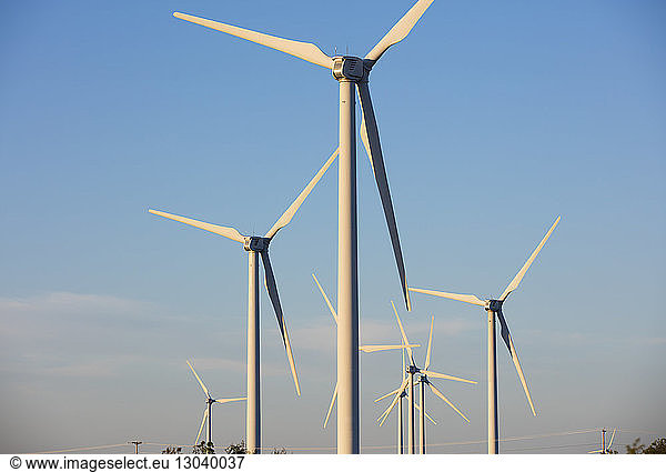 Windmühlen gegen blauen Himmel