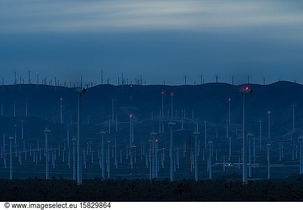 Windmühlen punktieren den Berghang in der Nähe der Mojave-Wüste in Cali