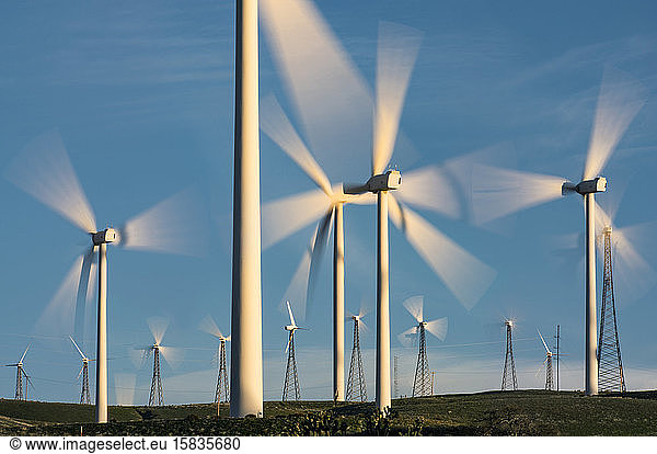 Windmühlen punktieren den kalifornischen Berghang in der Nähe der Mojave-Wüste