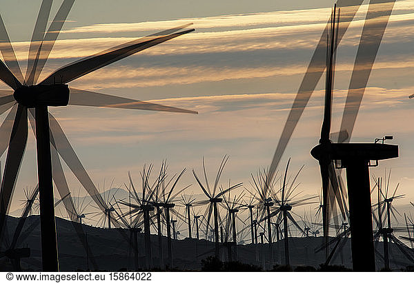Windmühlen punktieren den kalifornischen Berghang in der Nähe der Mojave-Wüste