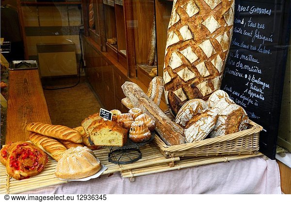 Window offer of boulangerie  historic part of Clermont-Ferrand  Puy-de-Dôme  Auvergne  Auvergne-Rhône-Alpes  France  Europe