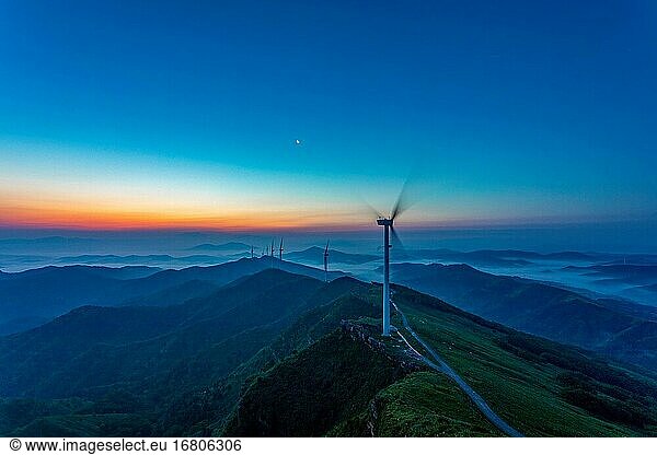 Windparks in den westlichen Bergen von Henan am Morgen
