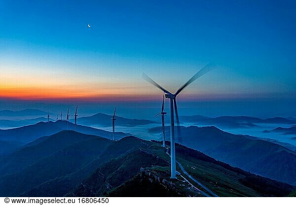 Windparks in den westlichen Bergen von Henan am Morgen