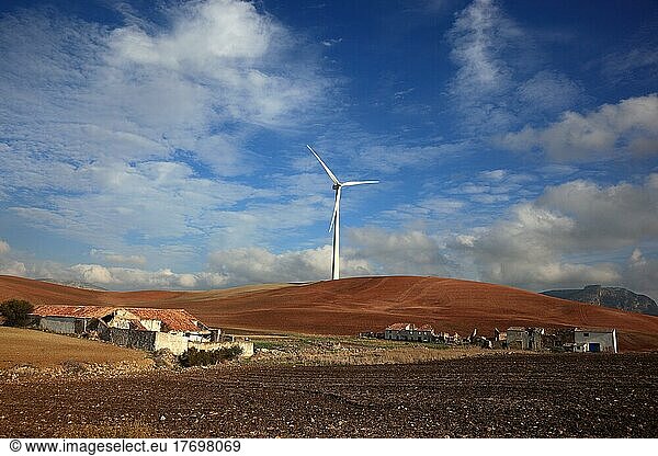 Windrad und davor verfallene  verlassene Häuser  Bauernhof  Andalusien  Spanien  Europa