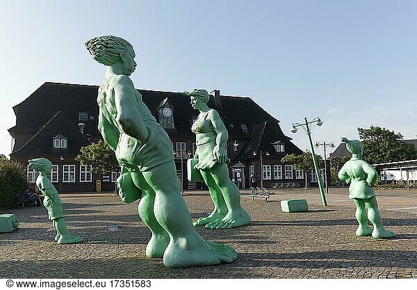 Windschiefe  grüne Figuren  Skulpturengruppe Reisende Riesen im Wind  Installation des Künstlers Martin Wolke  Bahnhofsvorplatz  Westerland  Sylt  Nordfriesische Inseln  Schleswig-Holstein