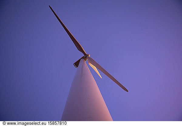 Windturbine mit violettem Himmel in der Dämmerung