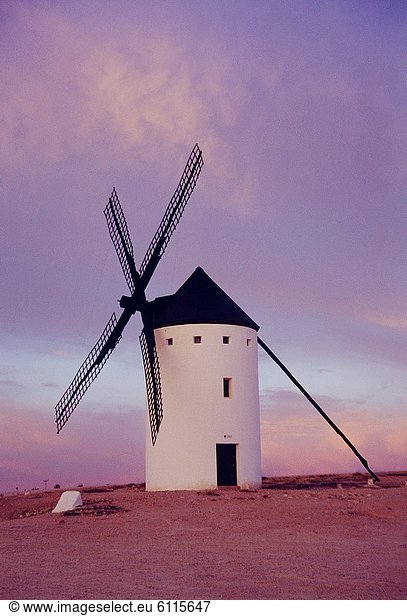 Windturbine  Windrad  Windräder  Abenddämmerung  Spanien