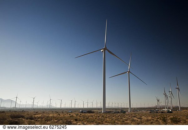 Windturbine Windrad Windräder Außenaufnahme Amerika Nordamerika groß großes großer große großen Verbindung Mojave-Wüste Kalifornien