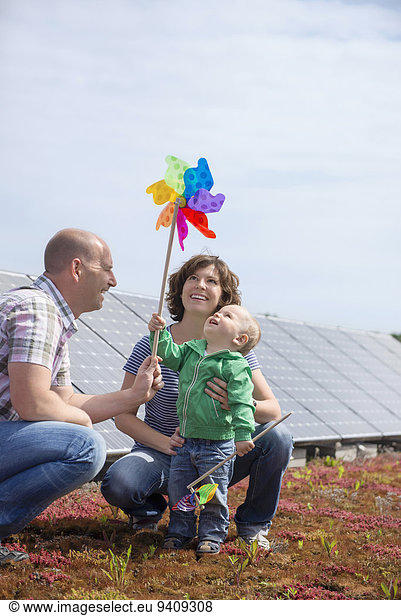 Windturbine Windrad Windräder Energie energiegeladen Symbol halten Spielzeug Baby