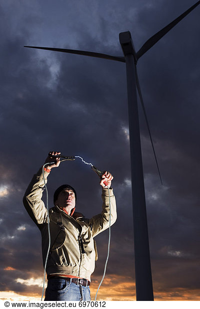 Windturbine Windrad Windräder Mann halten Elektrizität Strom