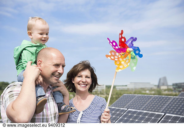 Windturbine Windrad Windräder Menschliche Eltern Sonnenkollektor Sonnenenergie Tisch Baby Elektrizität Strom
