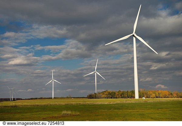 Windturbine Windrad Windräder Wolke Abend weiß Geographie Kanada Ontario