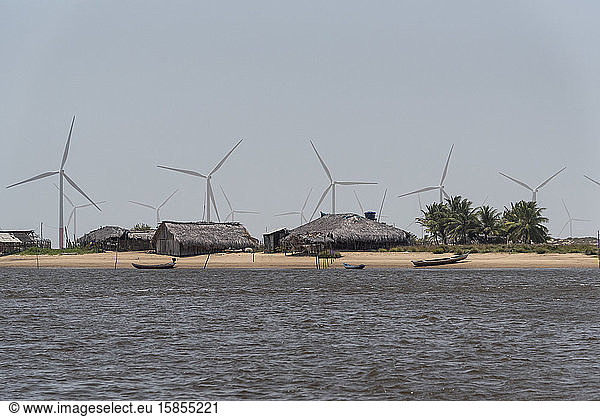 Windturbinen erzeugen Generatoren in der NÃ?he von CaburÃ© in LenÃ§Ã³is Maranhenses