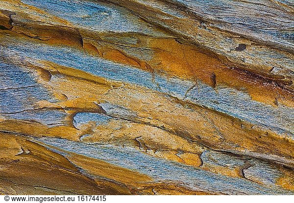 Winkelförmiger Auszug aus Sedimentgestein in den Bugaboos  B. C. Kanada.
