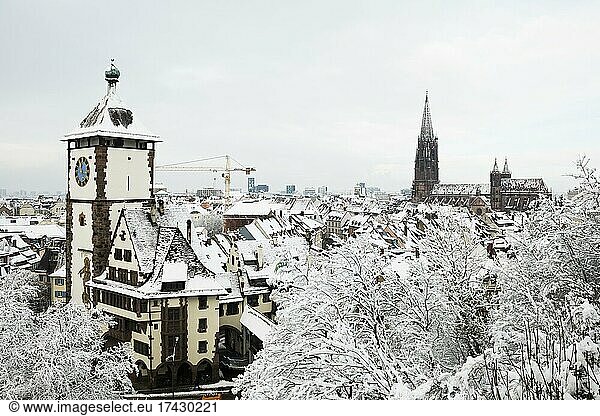 Winter atmosphere with snow  Freiburg Cathedral and Schwabentor  Freiburg im Breisgau  Black Forest  Baden-Württemberg  Germany  Europe