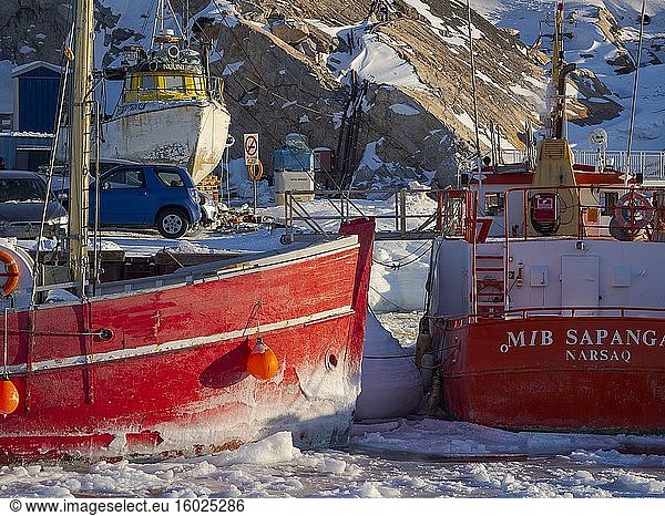 Winter im zugefrorenen Hafen der Stadt Ilulissat am Ufer der Diskobucht. Nordamerika  Grönland  Dänemark