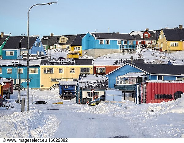 Winter in Ilulissat am Ufer der Diskobucht. Amerika  Nordamerika  Grönland  Dänemark
