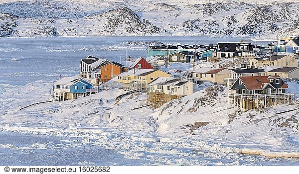 Winter in Ilulissat am Ufer der Diskobucht. Amerika  Nordamerika  Grönland  Dänemark