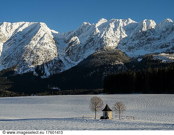 Winter landscape  chapel in front of Grimming mountain range  Tauplitz  Salzkammergut  Styria  Austria  Europe
