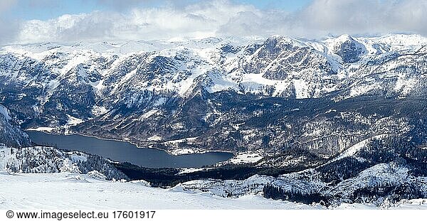 Winter landscape  snowy peaks line the Grundlsee  view from the Lawinenstein  Tauplitzalm  Styria  Austria  Europe