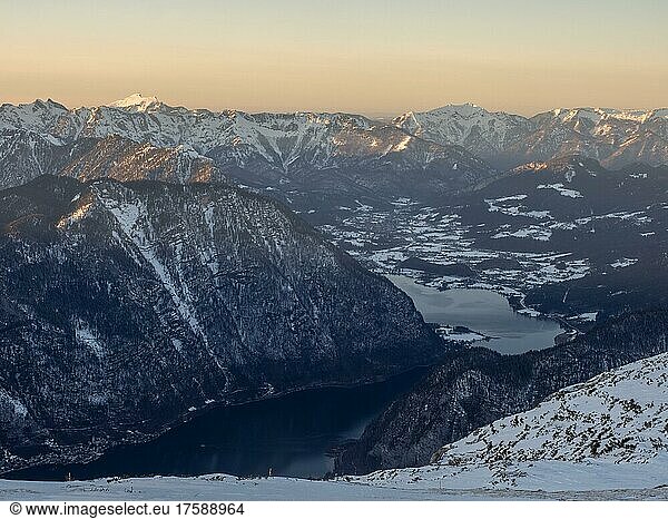 Winter landscape  view of Hallstatt and Lake Hallstatt  Krippenstein  Salzkammergut  Upper Austria  Austria  Europe