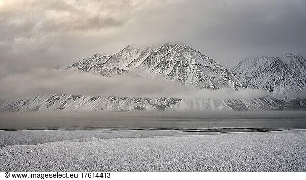 Winterliche Landschaft am Kathleen Lake mit tief hängenden Wolken und gedämpften Farben  die eine stimmungsvolle Atmosphäre über dem Land schaffen; Haines Junction  Yukon  Kanada