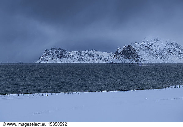 Winterlicher Blick Ã?ber den Nappstraumen auf die Berge von VestvÃ¥gÃ¸y  Lofoten  Norwegen