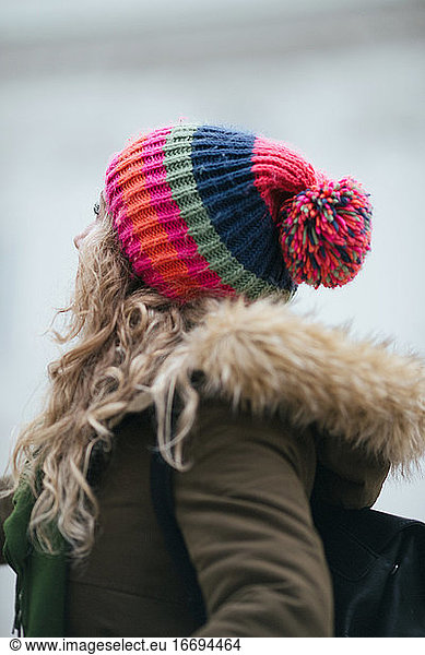 Winterporträt einer Frau mit buntem Hut