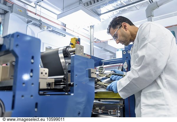 Wissenschaftler bei der Herstellung von Lithium-Ionen-Batterien in einer Batterieforschungseinrichtung