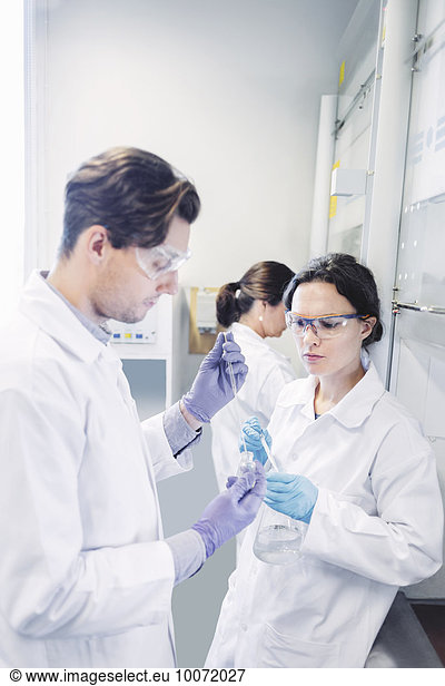 Wissenschaftler untersuchen medizinische Proben im Labor