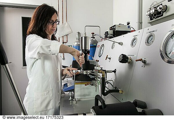 Wissenschaftlerin an der Hochdruckmaschine zur Simulation der Verhältnisse tief in der Erde für Forschungen zur Entstehung des Lebens  Fakultät Biologie  Fachgebiet Geologie  Labor in der Universität Duisburg-Essen  Essen  Deutschland  Europa